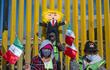 Manifestantes con un muñeco de Donald Trump protestan el pasado domingo junto al muro fronterizo en Playas de Tijuana, en el estado mexicano de Baja California.