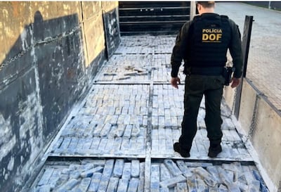 Paquetes de marihuana prensada encontradas en el doble fondo del camión. (Foto gentileza).