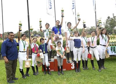 Los campeones de las categorías 0.60 y 0.70 metros, de las Escuelas Menores y Mayores, felices con sus galardones.