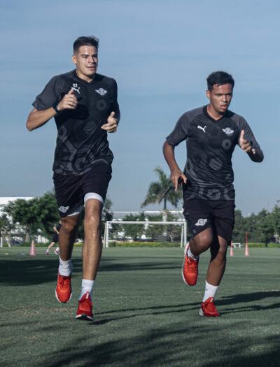 Miguel Jacquet (izquierda, 20/05/1995) sigue aguardando la oportunidad para debutar en Libertad.