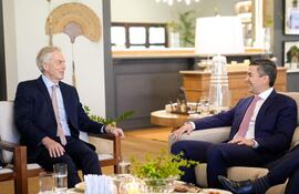 Fotografía cedida por la Presidencia de Paraguay que muestra a su mandatario, Santiago Peña (d), hablando con el exprimer ministro britanico Anthony Tony Blair ayer.