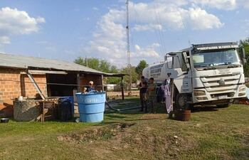 Camión cisterna recargando el vital líquido en el reservorio de un puesto policial en Toro Pampa.