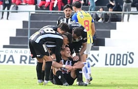 Sentado y sonriente, como no queriendo creer lo bien que le salió la definición. Richard Mendoza marcó el gol del triunfo del Deportivo Santaní. Su felicidad no fue completa, ya que fue reemplazado por lesión.