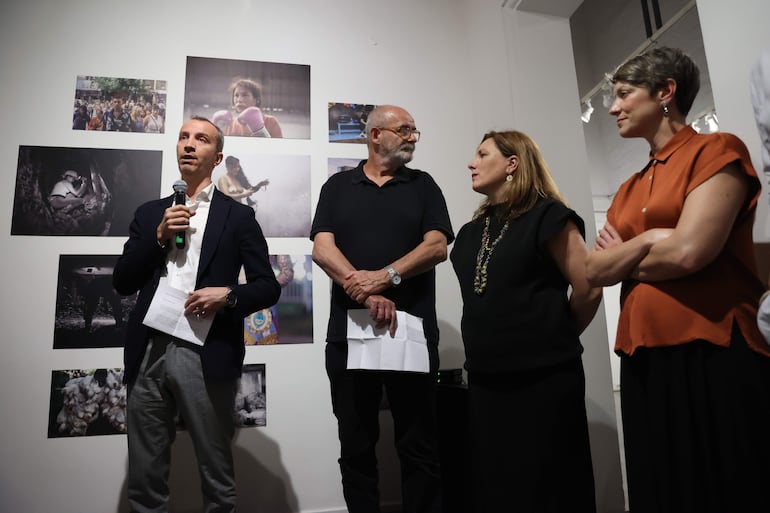 De izquierda a derecha, el embajador de España en Paraguay, Javier Parrondo; el director del colectivo de fotógrafos 'El Ojo Salvaje', Jorge Sáenz; la directora del Centro Cultural de España, Laura Meza, y la directora del Festival PHotoESPAÑA, María Santoyo, durante la inauguración de la exposición 'Corporeidades' del colectivo de fotógrafos 'El Ojo Salvaje' este jueves, en Asunción (Paraguay).