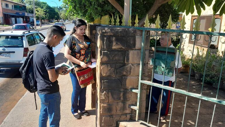 Jóvenes católicos de la ciudad de San Antonio llevan la palabra de Dios en los hogares.