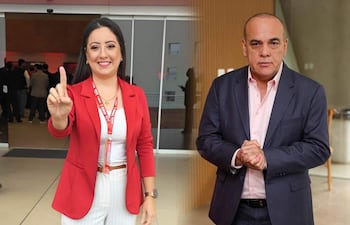 Catherine Benítez con blazer rojo y pantalones claros, sonríe mientras Basilio Núñez.