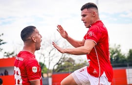 Festejo del gol del "Pitbull", Juan Ángel Martínez (derecha) con Jorge Colmán, en la victoria de remontada del General Caballero de Juan León Mallorquín sobre Independiente de Campo Grande por 4-2.