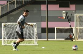 El jugador argentino Lionel Messi participa de su primer entrenamiento con el Inter Miami hoy, en el estadio DRV PNK, en Fort Lauderdale, Florida (Estados Unidos). El debut del argentino Lionel Messi y el español Sergio Busquets, que fue compañero del astro argentino en el Barcelona, será el 21 de julio en el partido del Inter Miami contra el Cruz Azul Mexicano en la Leagues Cup. EFE/Marlon Pacheco