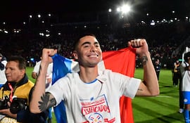 Miguel Almirón celebra con la bandera nacional la clasificación de Paraguay al Mundial 2026.