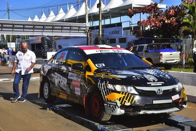 Pesaje del Honda Civic de Leonardo Balbuena durante la verificación.