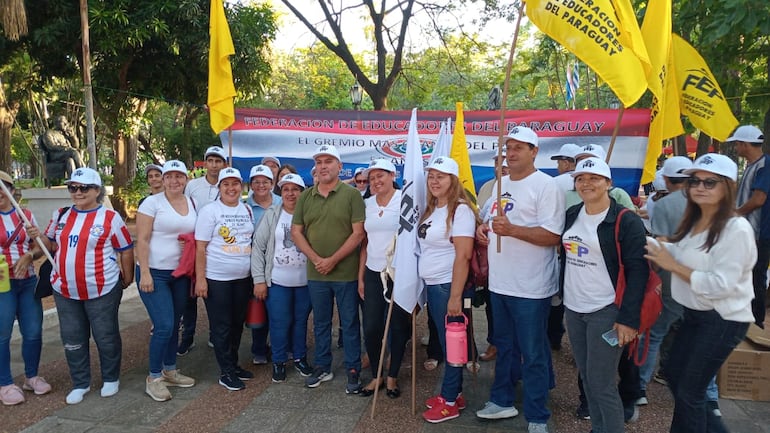 Docentes en la protesta convocada esta mañana.