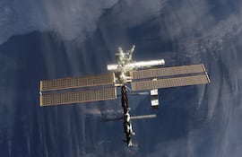 Fotografía fechada el 16 de octubre de 2002 cedida por la NASA de la Estación Espacial Internacional (EEI). La NASA ordenó a los astronautas de la Estación Espacial Internacional (EEI) refugiarse en sus respectivas naves y mantenerse preparados para una posible evacuación, mientras una tripulación rusa trabaja para contener una fuga de aire que se ha agravado en el segmento ruso del laboratorio orbital.