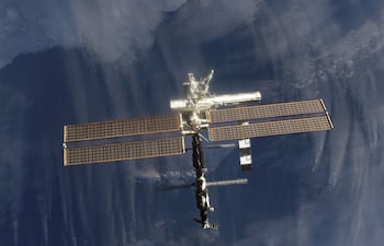 Fotografía fechada el 16 de octubre de 2002 cedida por la NASA de la Estación Espacial Internacional (EEI). La NASA ordenó a los astronautas de la Estación Espacial Internacional (EEI) refugiarse en sus respectivas naves y mantenerse preparados para una posible evacuación, mientras una tripulación rusa trabaja para contener una fuga de aire que se ha agravado en el segmento ruso del laboratorio orbital.