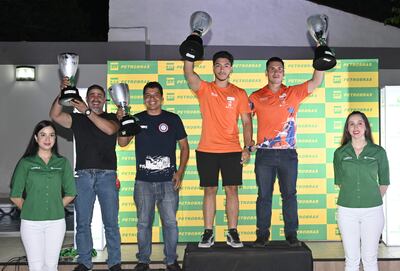 Campeones de la categoría Camionetas, Blas Zapag (ausente) y Juan José Sánchez, junto a Miler Otazo y Hugo Elizeche.