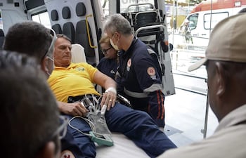 El expresidente brasileño Jair Bolsonaro llega en ambulancia al Hospital de Río Grande en Natal, estado de Río Grande do Norte, Brasil, el 11 de abril de 2025.