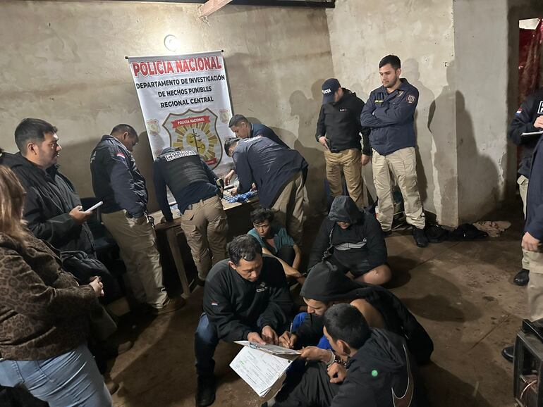 Los oficiales de Investigaciones de Central en la habitación donde estaban los presuntos microtraficantes ahora detenidos. 