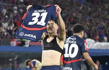 El argentino Ignacio Aliseda (31), jugador de Cerro Porteño, celebra un gol en el partido frente a Guaraní por la fecha 19 del torneo Clausura 2025 de la Primera División de Paraguay en el estadio La Nueva Olla, en Asunción, Paraguay.