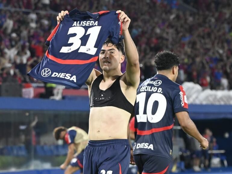 El argentino Ignacio Aliseda (31), jugador de Cerro Porteño, celebra un gol en el partido frente a Guaraní por la fecha 19 del torneo Clausura 2025 de la Primera División de Paraguay en el estadio La Nueva Olla, en Asunción, Paraguay.