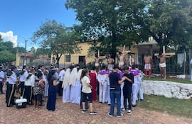 Un momento de la representación de la crucifixión a un lado de la Capilla Santa Rosa en Ñemby.