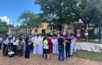 Un momento de la representación de la crucifixión a un lado de la Capilla Santa Rosa en Ñemby.
