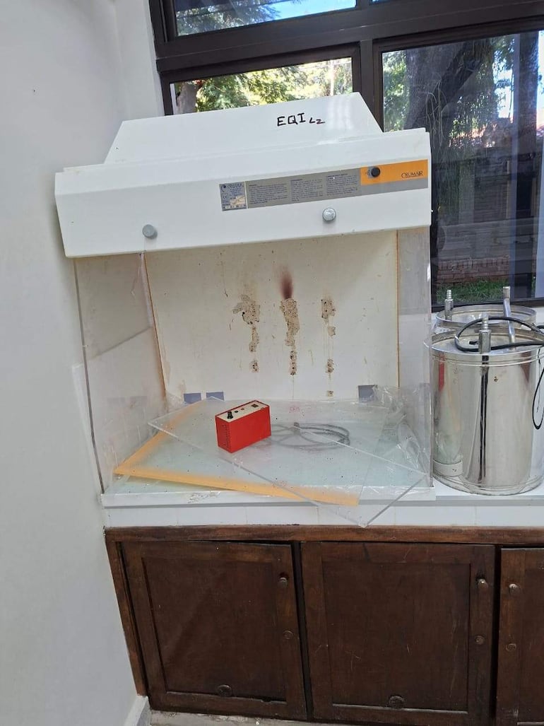 Campana de un laboratorio de Química, donde denuncian robos de este tipo de instrumentos en el Colegio Técnico Nacional (CTN).