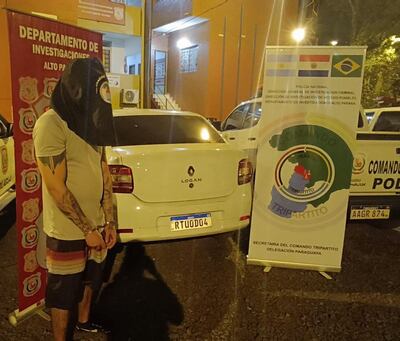 Caio Lucas da Luz Souza y el automóvil robado fueron llevados a la base del Departamento de Investigaciones.