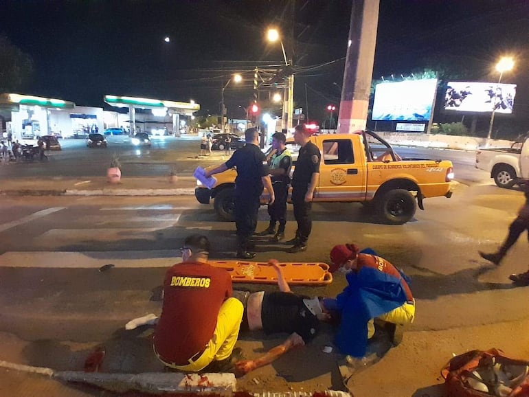 Bomberos voluntarios asistieron a las víctimas, que fueron derivadas al Hospital de Trauma donde quedaron internados.