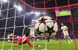 Munich (Germany), 16/09/2024.- Harry Kane of Bayern (R) scores the 4-2 goal against goalkeeper Ivan Nevistic of Dinamo Zagreb (L) during the UEFA Champions League match between Bayern Munich and Dinamo Zagreb in Munich, Germany, 17 September 2024. (Liga de Campeones, Alemania) EFE/EPA/ANNA SZILAGYI