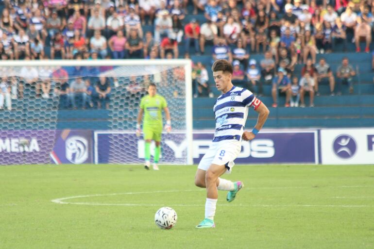 Javier Domínguez, futbolista del 2 de Mayo, lanza el balón en un partido frente al Sportivo Trinidense por la segunda fecha del torneo Apertura 2024 del fútbol paraguayo en el estadio Río Parapití, en Pedro Juan Caballero.