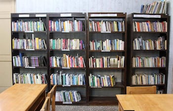 Imagen de parte de la Biblioteca Pública de Literatura Paraguaya Contemporánea que fue habilitada en la Casa Bicentenario de la Literatura "Augusto Roa Bastos".