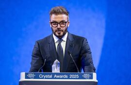 El embajador de Buena Voluntad de UNICEF, David Beckham, pronuncia su discurso durante la ceremonia de entrega de los Premios Crystal en Davos.