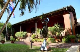 La Casa Viola, una de las más antiguas de Asunción, se erige en la entrada del Centro Cultural de la Ciudad Carlos Colombino- Manzana de la Rivera.