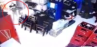 Captura de pantalla del circuito cerrado: el primer delincuente en ingresar portaba un arma larga, según las imágenes.