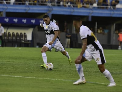 Hugo Fernández, jugador de Olimpia, remata el balón en un partido frente a Sportivo Luqueño por la cuarta fecha del torneo Apertura 2025 del fútbol paraguayo en el estadio Luis Salinas, en Itauguá, Paraguay.