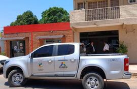 La flamante camioneta de la municipalidad de Ñemby, donada por la Itaipú, frente al juzgado de Luque, en donde acudió el intendente, Tomás Olmedo (ANR), para una audiencia por querella contra un periodista.