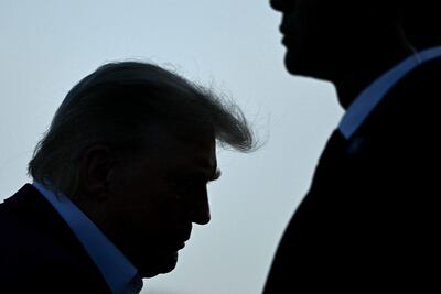 El presidente estadounidense Donald Trump aborda el Air Force One en la Base Conjunta Andrews, Maryland, el 24 de junio de 2025, para asistir a la cumbre de Jefes de Estado y de Gobierno de la OTAN en La Haya.