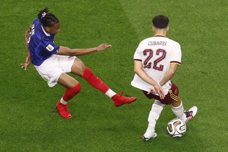 El francés Michael Olise (izq.) y el español Pau Cubarsí en acción durante el partido de semifinales de la Copa Mundial de la FIFA 2026 entre Francia y España, en Dallas, EE. UU..