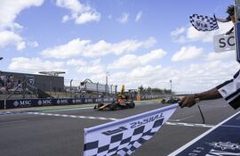 El neerlandés Max Verstappen, piloto de Red Bull, recibe la bandera a cuadros como vencedor de la carrera Sprint del Gran Premio de Estados Unidos.