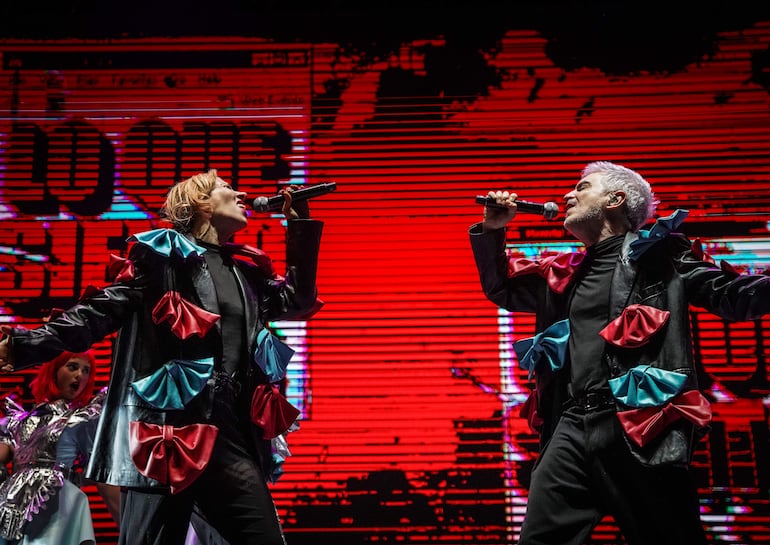 Miranda! ofreció un show con varios cambios de vestuario y una cuidada puesta visual, muy colorida, acompañados por las mucamas de este "Nuevo Hotel Miranda!".