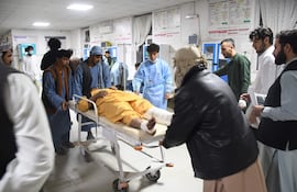 Al menos cinco personas murieron y más de 140 resultaron heridas tras un potente terremoto de magnitud 6,3 que sacudió Mazar-i-Sharif, una de las ciudades más grandes del norte de Afganistán, la madrugada del 3 de noviembre, según la autoridad de gestión de desastres del país. El sismo, con un epicentro a 28 kilómetros de profundidad, causó daños en viviendas y en la histórica Mezquita Azul, y también se sintieron temblores en Tayikistán, Uzbekistán y Turkmenistán. Las autoridades advirtieron que la cifra de muertos podría aumentar, ya que la nación, sumida en la pobreza, enfrenta una limitada capacidad de respuesta ante desastres tras la reducción de la ayuda internacional desde la toma del poder por los talibanes en 2021.