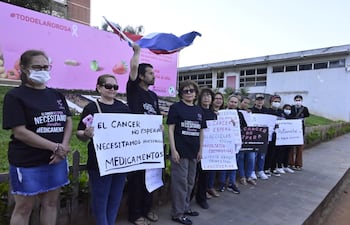 Pacientes oncológicos se manifestaron hoy frente a IPS