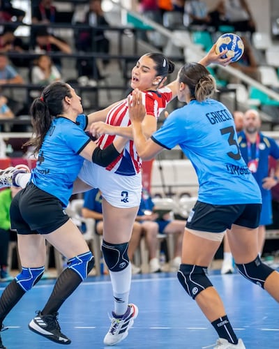 Milagros Samaniego intenta el remate a puerta oriental, en el partido de este sábado que lastimosamente fue derrota para las guerreras, en los Suramericanos.