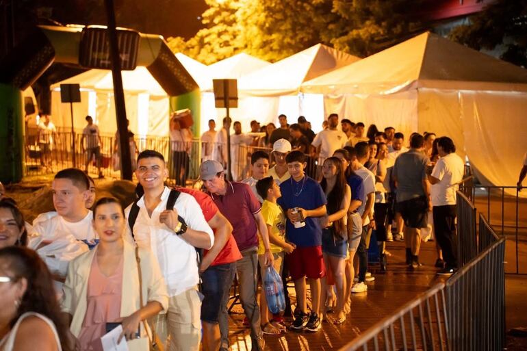 A pesar del mal tiempo pronosticado, la gente se congregaron en masa en el Lago de la República.