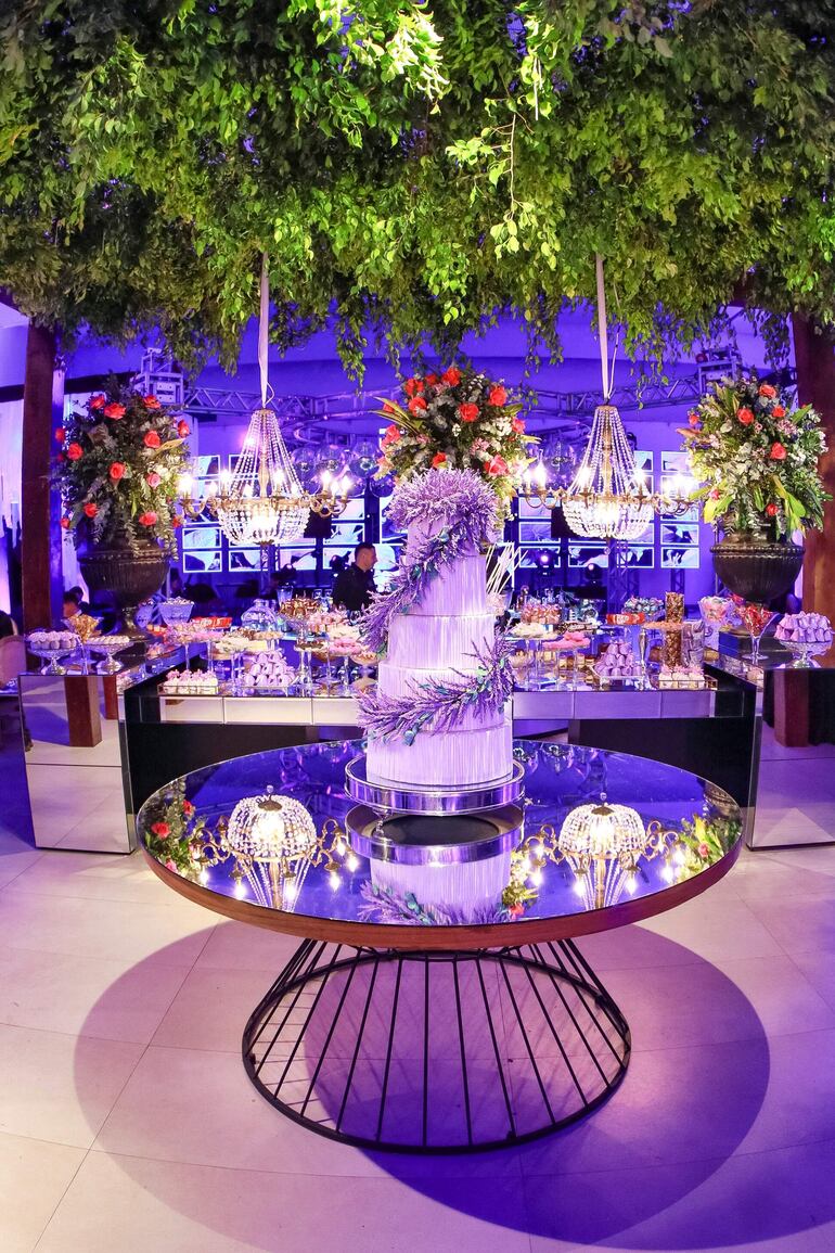 La imponente decoración estuvo a cargo de José Benítez Ambientaciones con flores naturales, muebles espejados, arañas colgantes, y otros finos detalles.