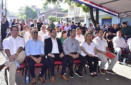 Nelson Mora, jefe de Gabinete; los concejales Mariano Cáceres(ANR-HC) y Luis Bello (ANR-HC); Óscar "Nenecho" Rodríguez (ANR-HC), intendente de Asunción; Mirtha Acha, directora de Obras y Erik Wolf, representante de Teco S.R.L., durante la palada inicial en Gral.Santos y San Antonio.
