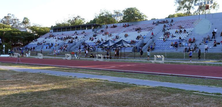 Poca asistencia de público se registró en las descoloridas gradas de la Secretaría Nacional de Deportes.