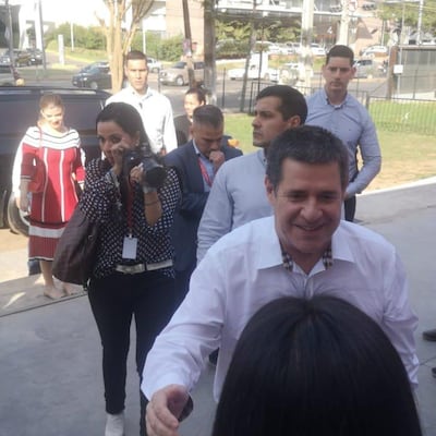 Fátima Leticia Saucedo, apodada "La Negra", con su cámara fotográfica en el cumpleaños de Horacio Cartes, el 5 de julio, en horario laboral. En Yacyretá gana casi 30 millones al mes.