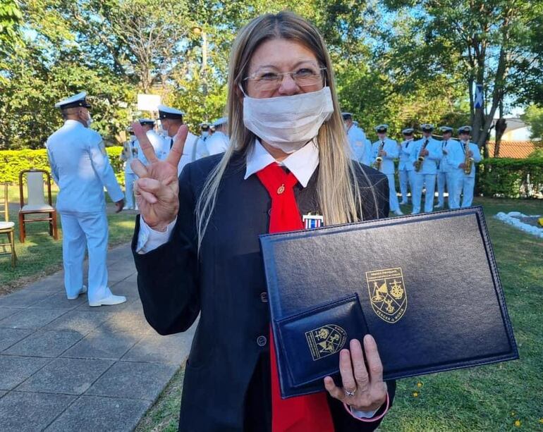 Marisol Palacios fue condecorada por la Armada Paraguaya.