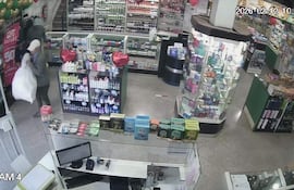 Los ladrones se llevaron tres bolsas de medicamentos.