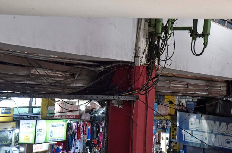 Más cablerío sobre la cabeza de los usuarios de la EBA.